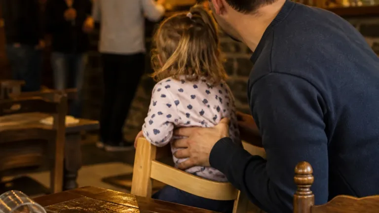 Poliziotto fuori servizio esegue manovra di disostruzione e salva una bambina a Limite sull’Arno