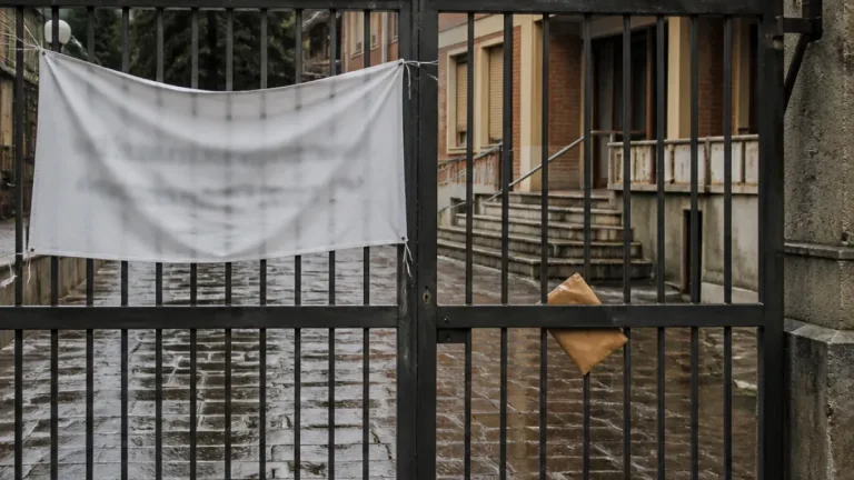 Lettera anonima rivendica lo striscione al cancello degli istituti Chino Chini e Giotto Ulivi