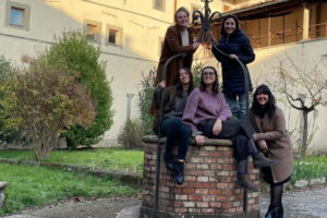 Camilla Bruzzi, Ilenia Chiari, Alice Gori, Alice Pasi e Rebecca Rontini: torna la loro “Apotheca-Mostra e Mercato”, a Borgo